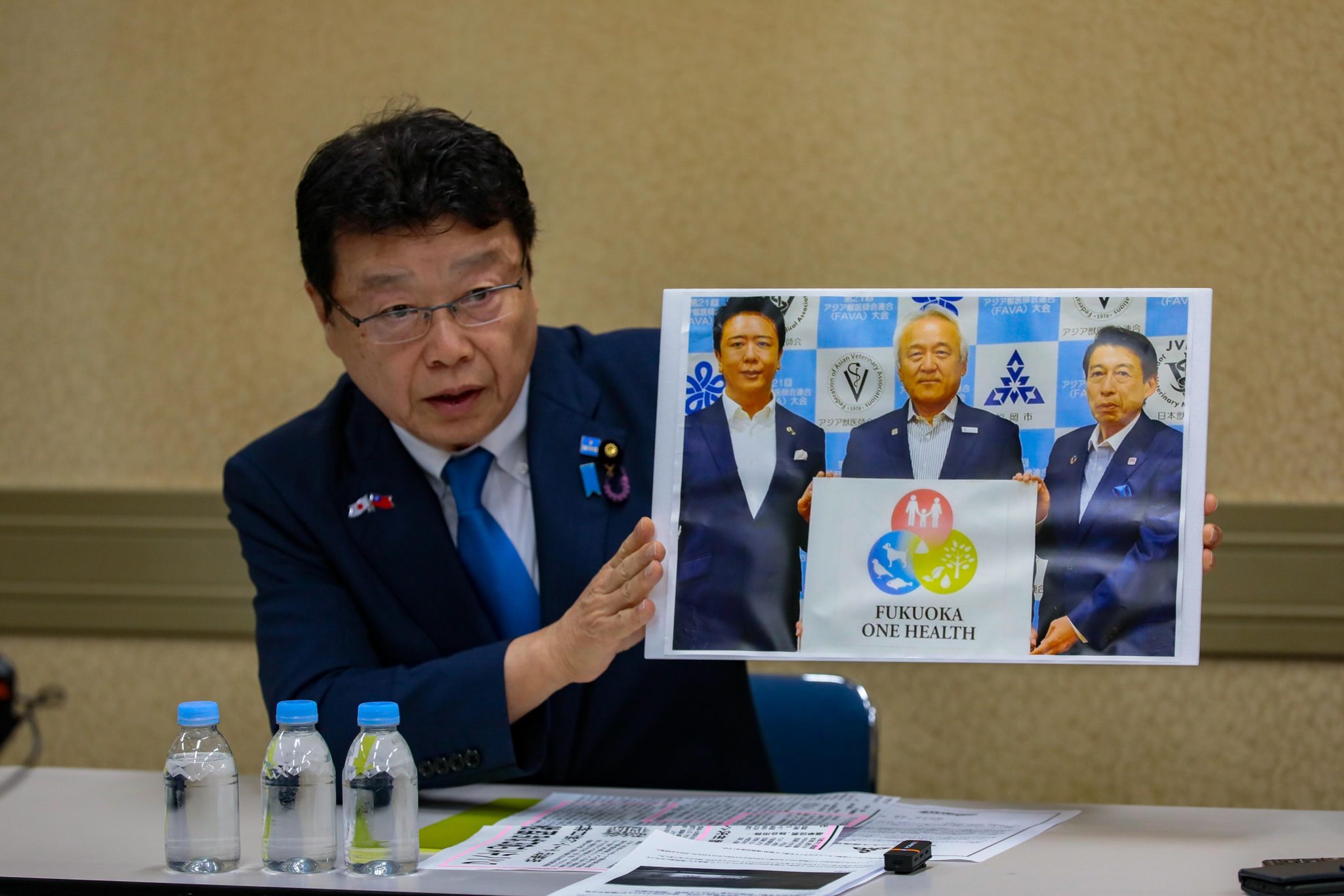 北村晴男参議院議員。県と市が推進する「ワンヘルス」の実態をパネルで