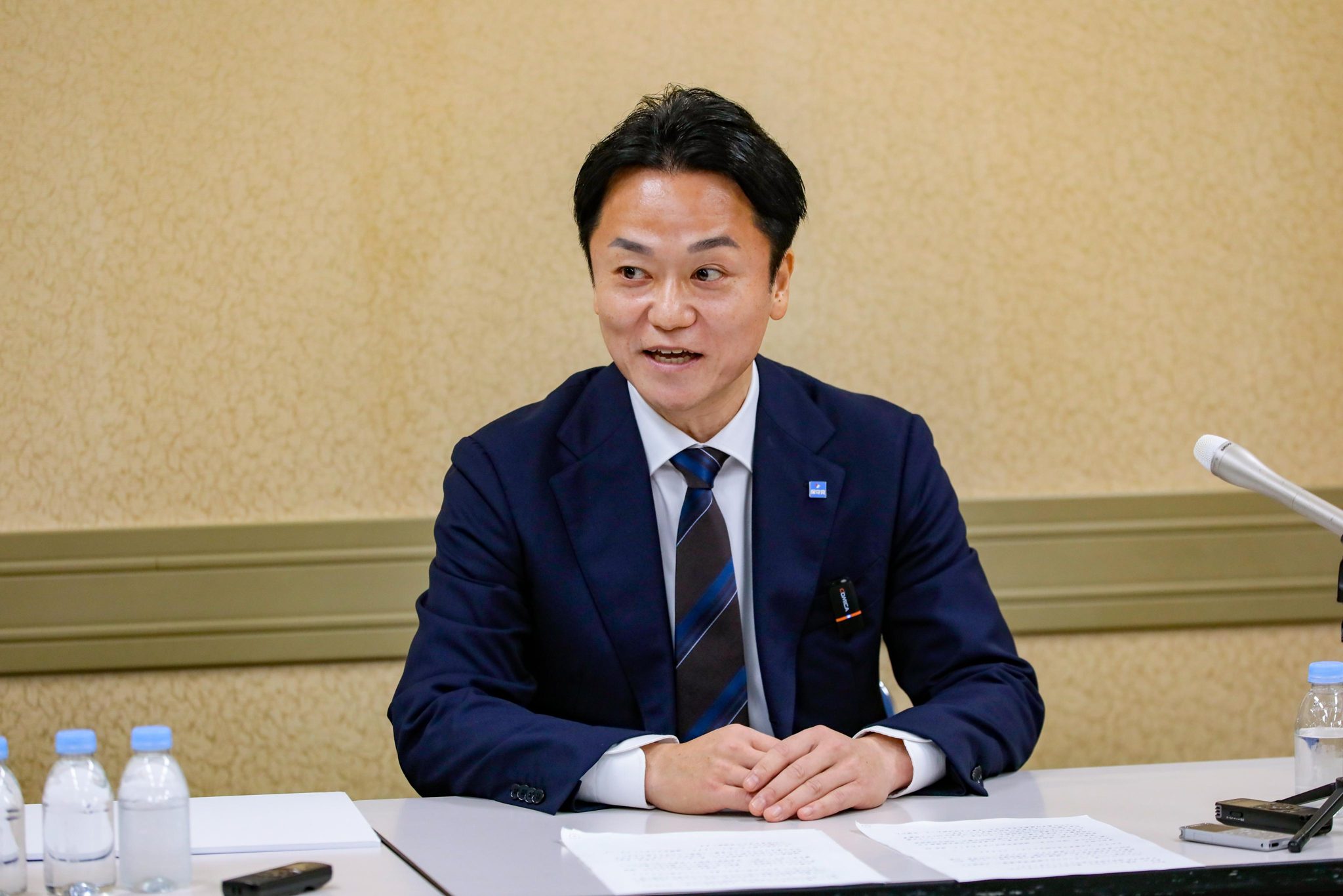 記者の質問に答える