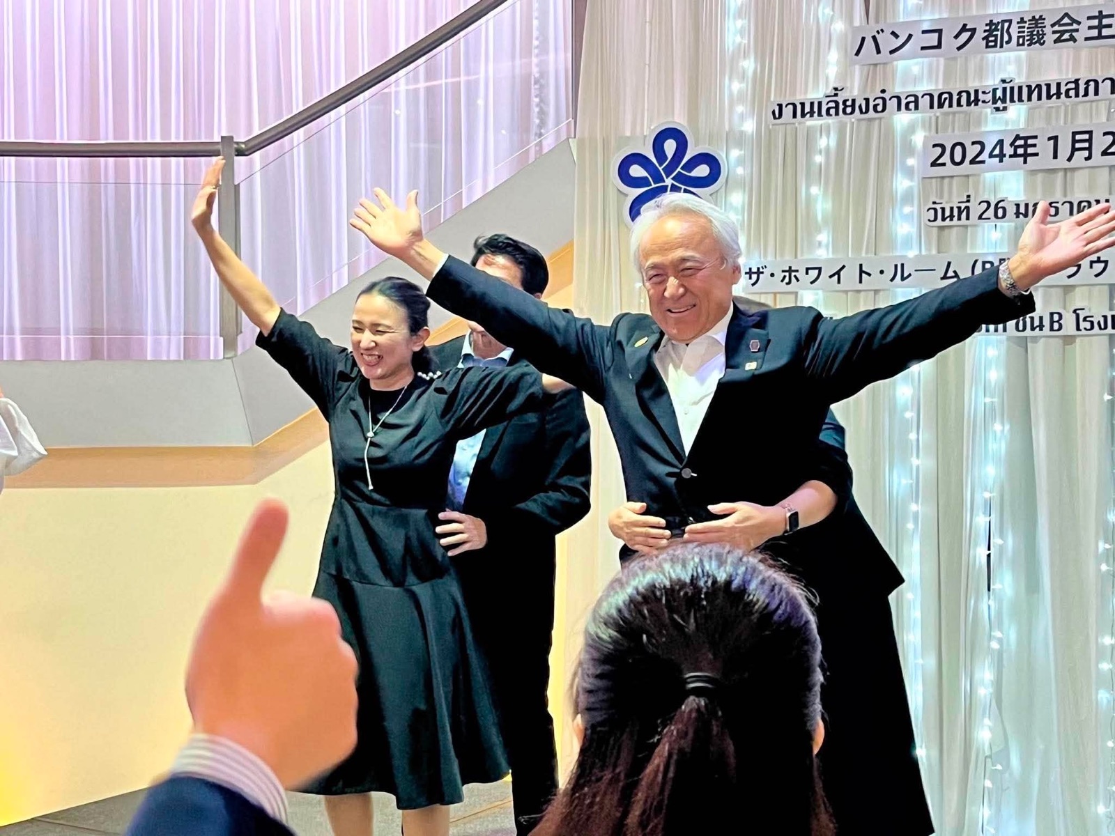 両手を広げているのは藏内勇夫氏(当時 九州の自立を考える会会長)