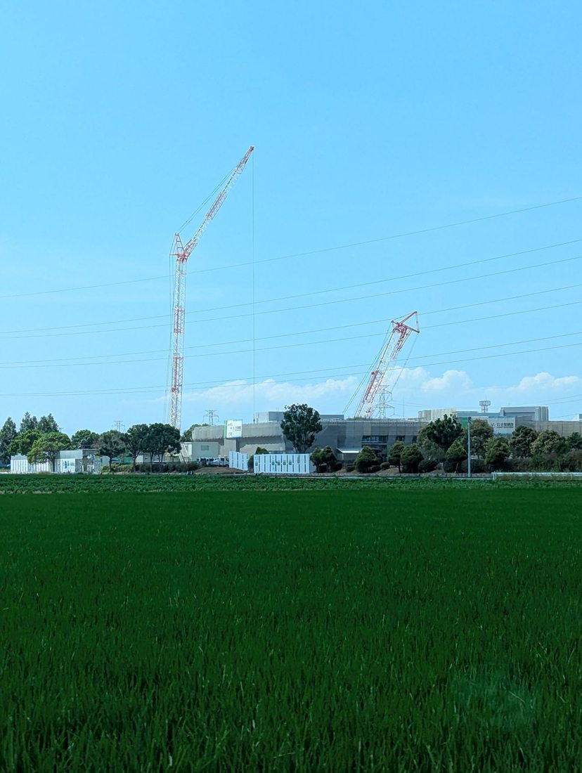 みやま市。田んぼの真ん中に建設中のワンヘルスセンター(約200億円)