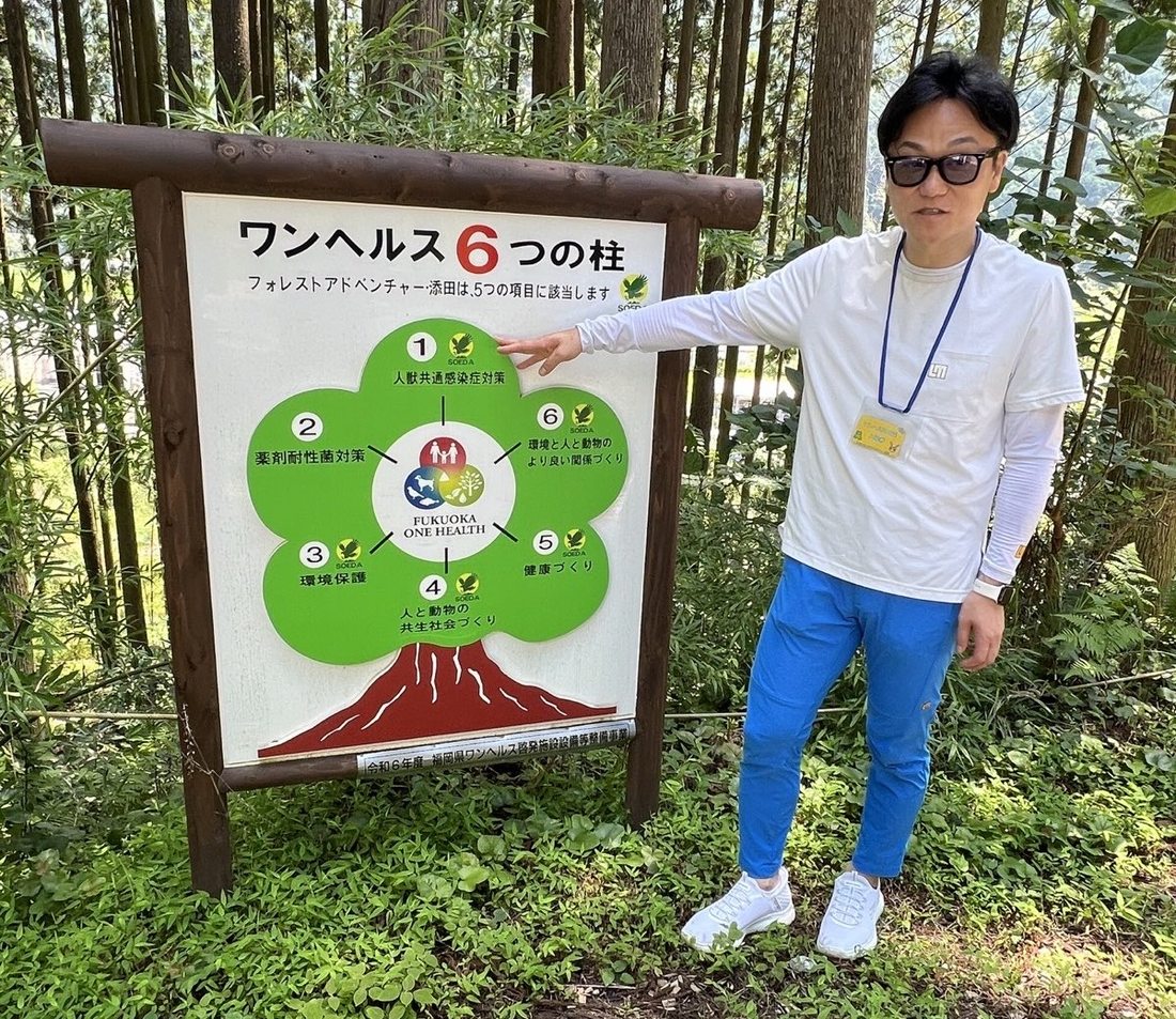 立っているのは、この看板だけ