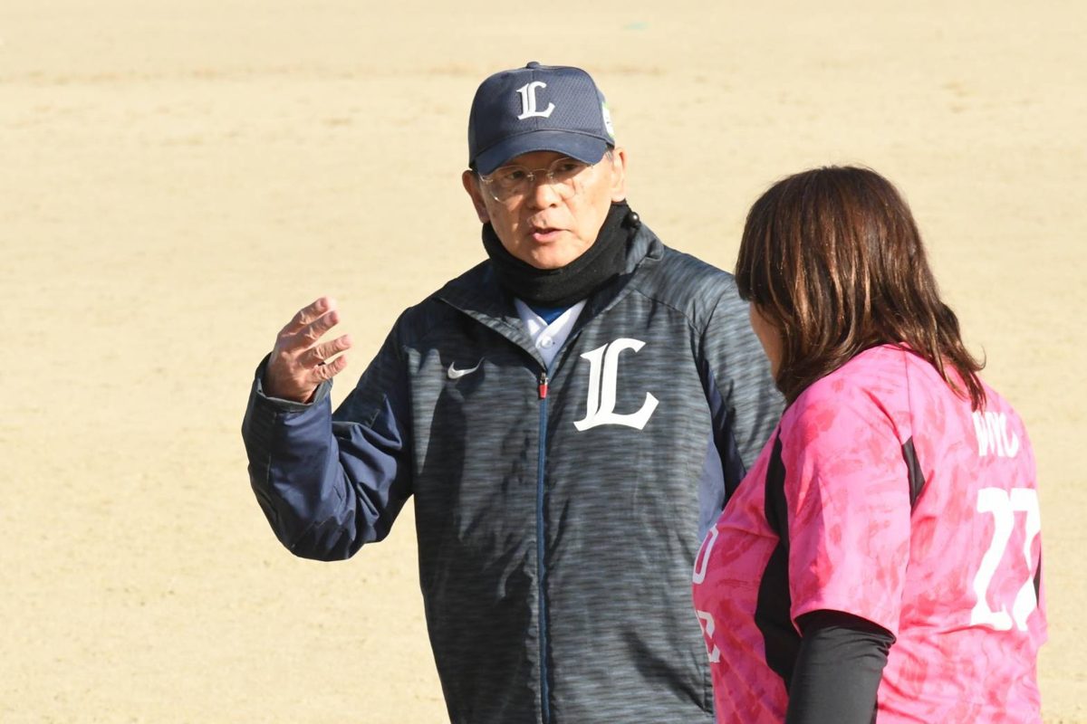 野球教室で指導する太田浩喜さん