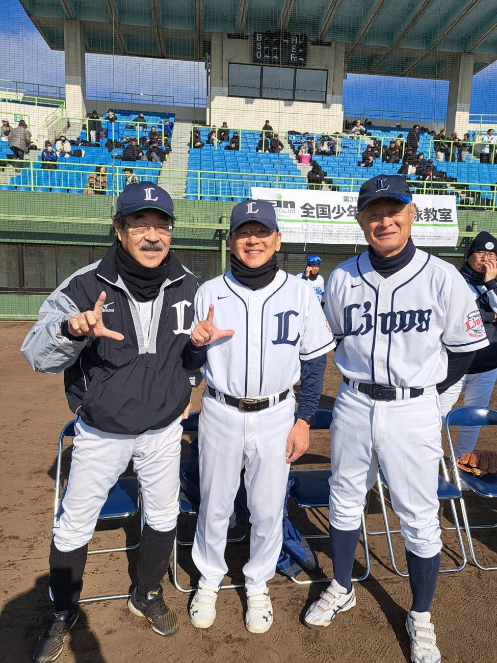 プロ野球OBとして少年野球教室に参加する太田浩喜さん（中央）